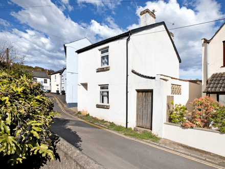 Charming traditional two bedroom cottage situated in the town centre